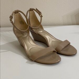Bandolino women’s size 8 wedge heel sandal. Nude/tan color Patton w/ ankle strap